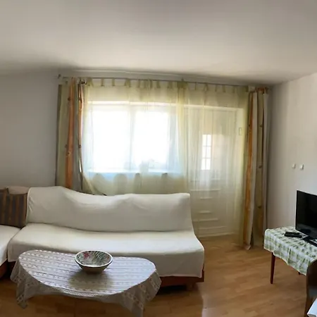 On The Ground Floor Apartman Duce
